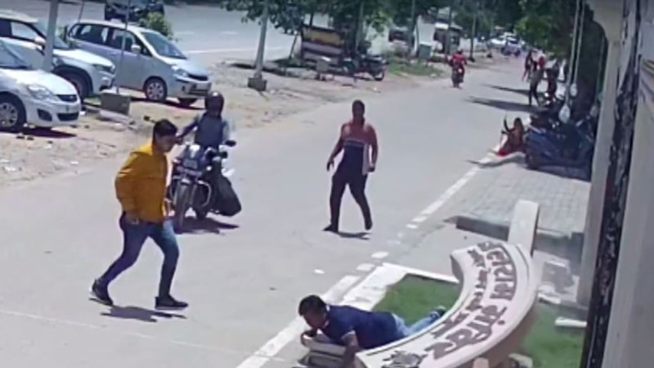 जयपुर में मौत का लाइव वीडियो: दोस्त फोटो क्लिक कर रहा था, फिर जो हुआ उसे देख सहम जाएंगे जयपुर में मौत का लाइव वीडियो: दोस्त फोटो क्लिक कर रहा था, फिर जो हुआ उसे देख सहम जाएंगे