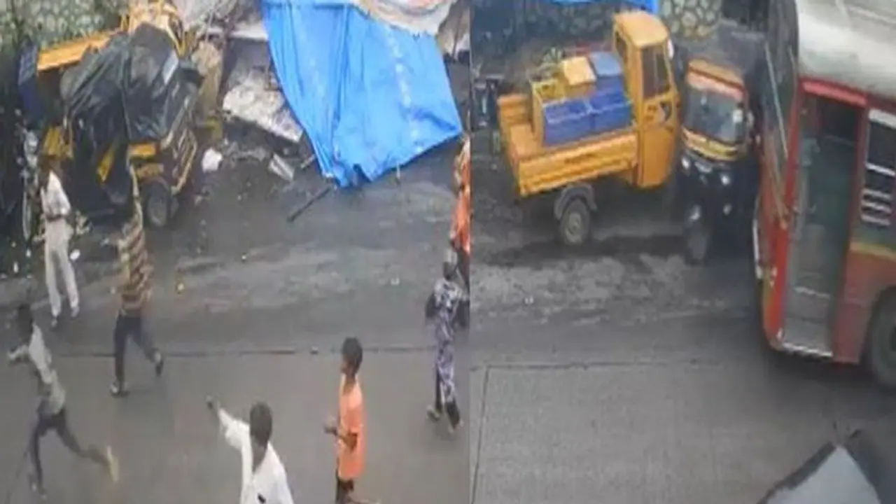 मुंबई में तेज रफ्तार का बस का कहर, 21 सेकेंड के वीडियो में देखिए कैसे ऑटो और लोगों को रौंदते हुए निकली बस मुंबई में तेज रफ्तार का बस का कहर, 21 सेकेंड के वीडियो में देखिए कैसे ऑटो और लोगों को रौंदते हुए निकली बस