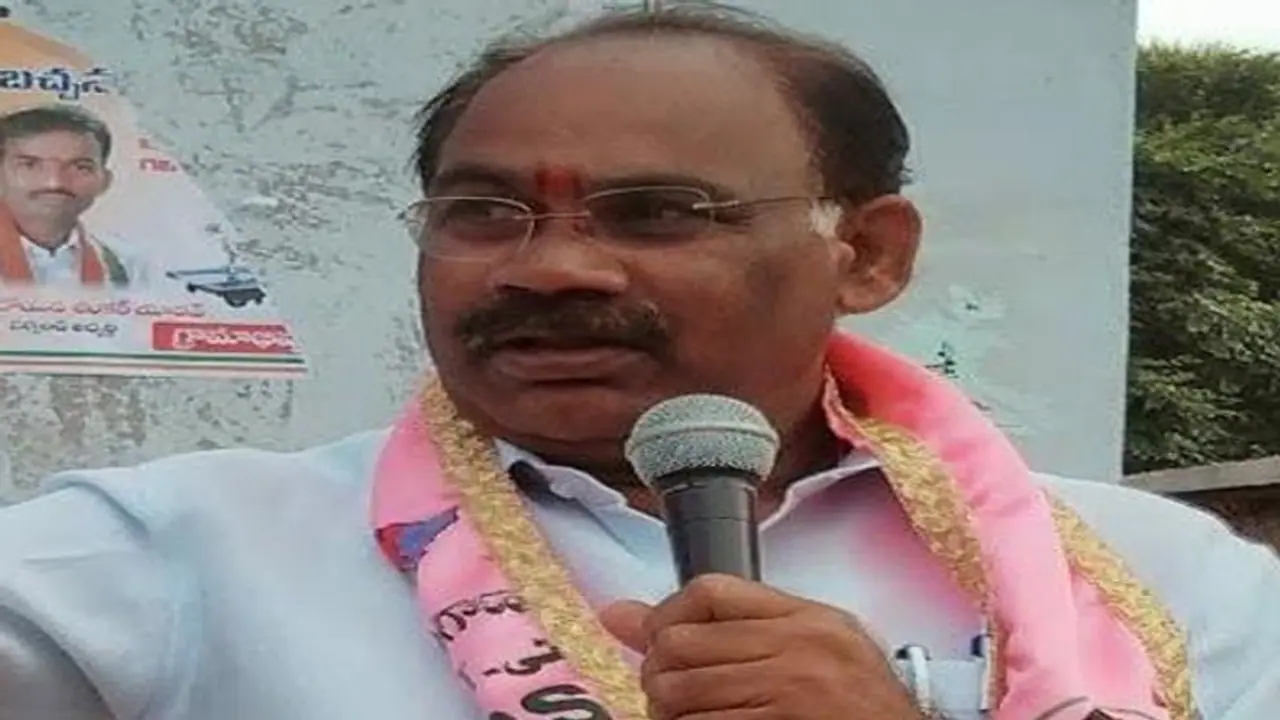 Munugode Bypoll 2022: కూసుకుంట్లకు తప్ప టికెట్ ఎవరికి ఇచ్చినా ఒకే.. టీఆర్ఎస్‌కు తలనొప్పిగా మారిన అసమ్మతి రాగం