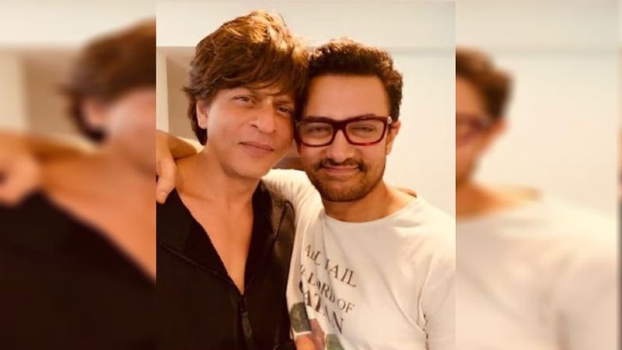 আচমকাই শাহরুখের মন্নতে হাজির আমির, হঠাৎ কি হলো? আচমকাই শাহরুখের মন্নতে হাজির আমির, হঠাৎ কি হলো?