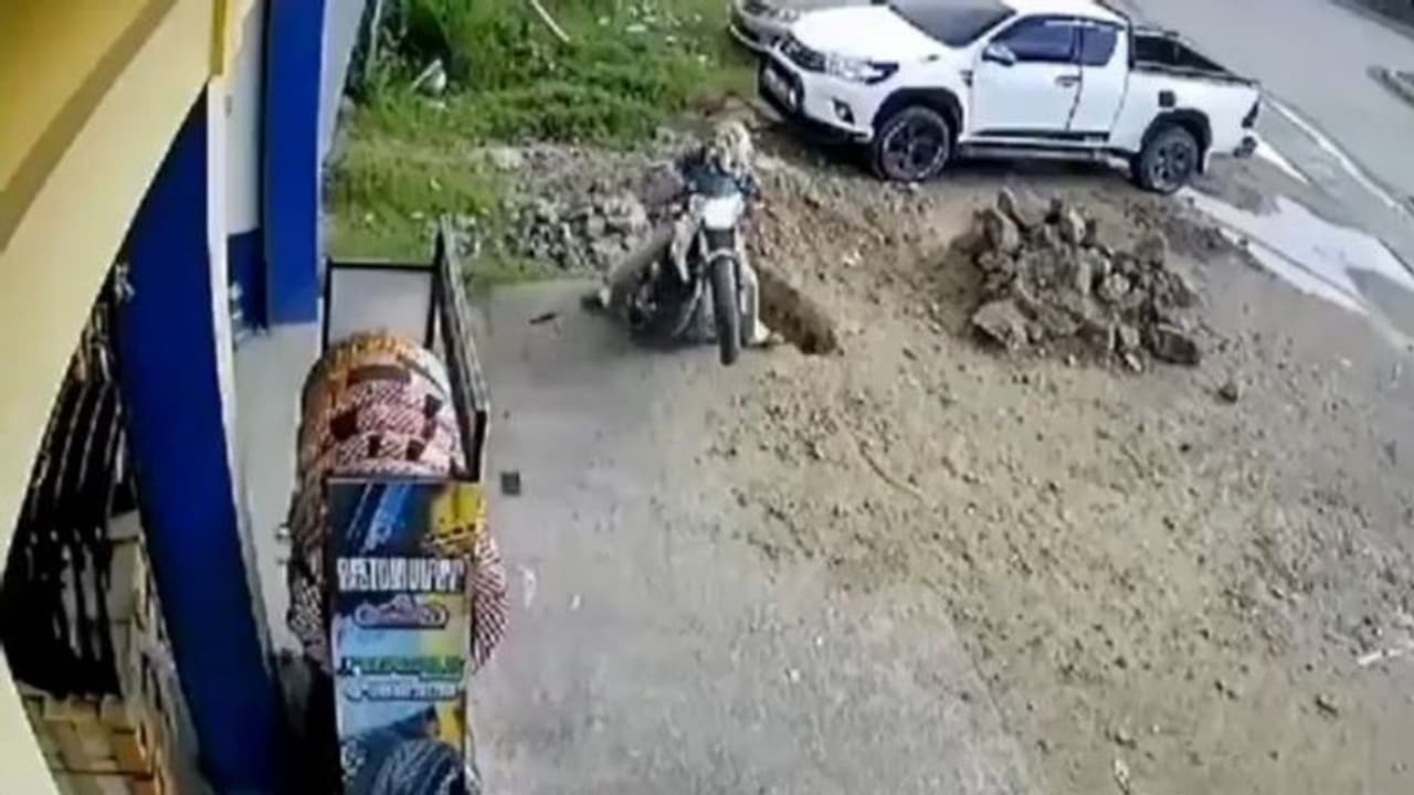 पाताल की यात्रा करने बाइक से निकला युवक.. वायरल वीडियो देख यूजर्स बोले यह अब दूसरे ग्रह पर मिलेगा पाताल की यात्रा करने बाइक से निकला युवक.. वायरल वीडियो देख यूजर्स बोले यह अब दूसरे ग्रह पर मिलेगा