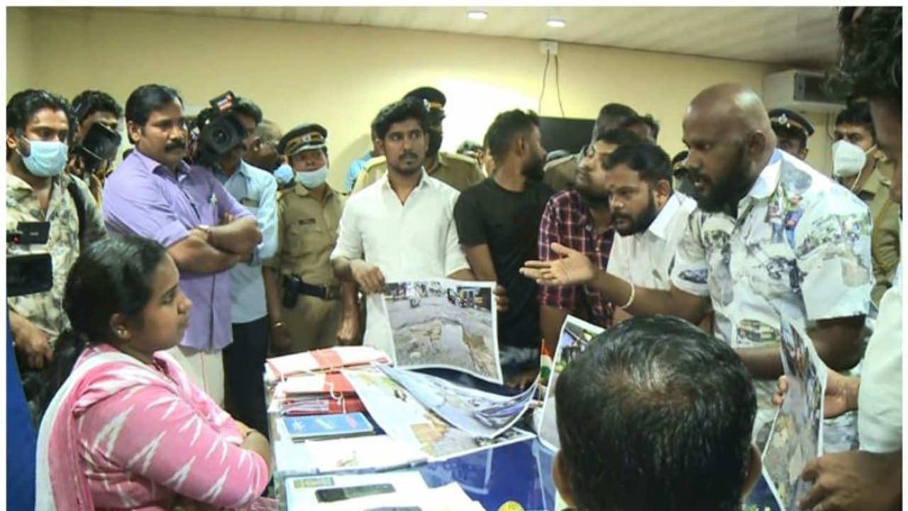 റോഡിലെ കുഴി അടയ്ക്കണം,പാലക്കാട് യൂത്ത് കോൺഗ്രസ് പ്രവർത്തകർ നഗരസഭ ചെയർപേഴ്സനെ ഉപരോധിച്ചു റോഡിലെ കുഴി അടയ്ക്കണം,പാലക്കാട് യൂത്ത് കോൺഗ്രസ് പ്രവർത്തകർ നഗരസഭ ചെയർപേഴ്സനെ ഉപരോധിച്ചു