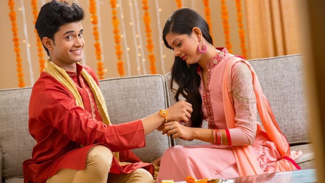 রাখি পূর্ণিমার দিন নিষ্ঠা মেনে করুন এই কাজ, না মানলেই ঘোর অমঙ্গল নেমে আসবে ভাইয়ের জীবনে রাখি পূর্ণিমার দিন নিষ্ঠা মেনে করুন এই কাজ, না মানলেই ঘোর অমঙ্গল নেমে আসবে ভাইয়ের জীবনে