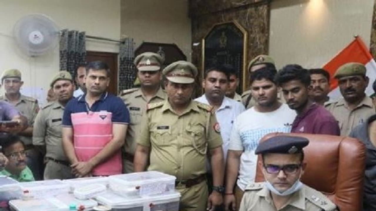 मेरठ: सास व सौतेली बेटी की हत्या की गुत्थी सुलझी,आरोपी ने इस वजह से दोस्तों के साथ मिलकर दिया था घटना को अंजाम मेरठ: सास व सौतेली बेटी की हत्या की गुत्थी सुलझी,आरोपी ने इस वजह से दोस्तों के साथ मिलकर दिया था घटना को अंजाम