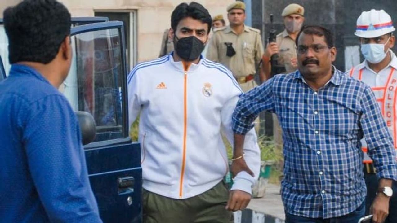 पहले जीभर गालियां दीं, जब फजीहत हुई तो पॉलिटिशियन श्रीकांत त्यागी ने 'रक्षाबंधन' पर पीड़िता को बहन मान लिया पहले जीभर गालियां दीं, जब फजीहत हुई तो पॉलिटिशियन श्रीकांत त्यागी ने 'रक्षाबंधन' पर पीड़िता को बहन मान लिया