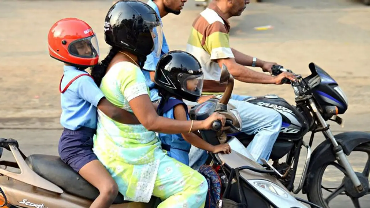 Traffic Challan: अगर आप भी पहनते हैं ऐसा हेलमेट तो कट सकता है मोटा चालान, जानें नया नियम Traffic Challan: अगर आप भी पहनते हैं ऐसा हेलमेट तो कट सकता है मोटा चालान, जानें नया नियम