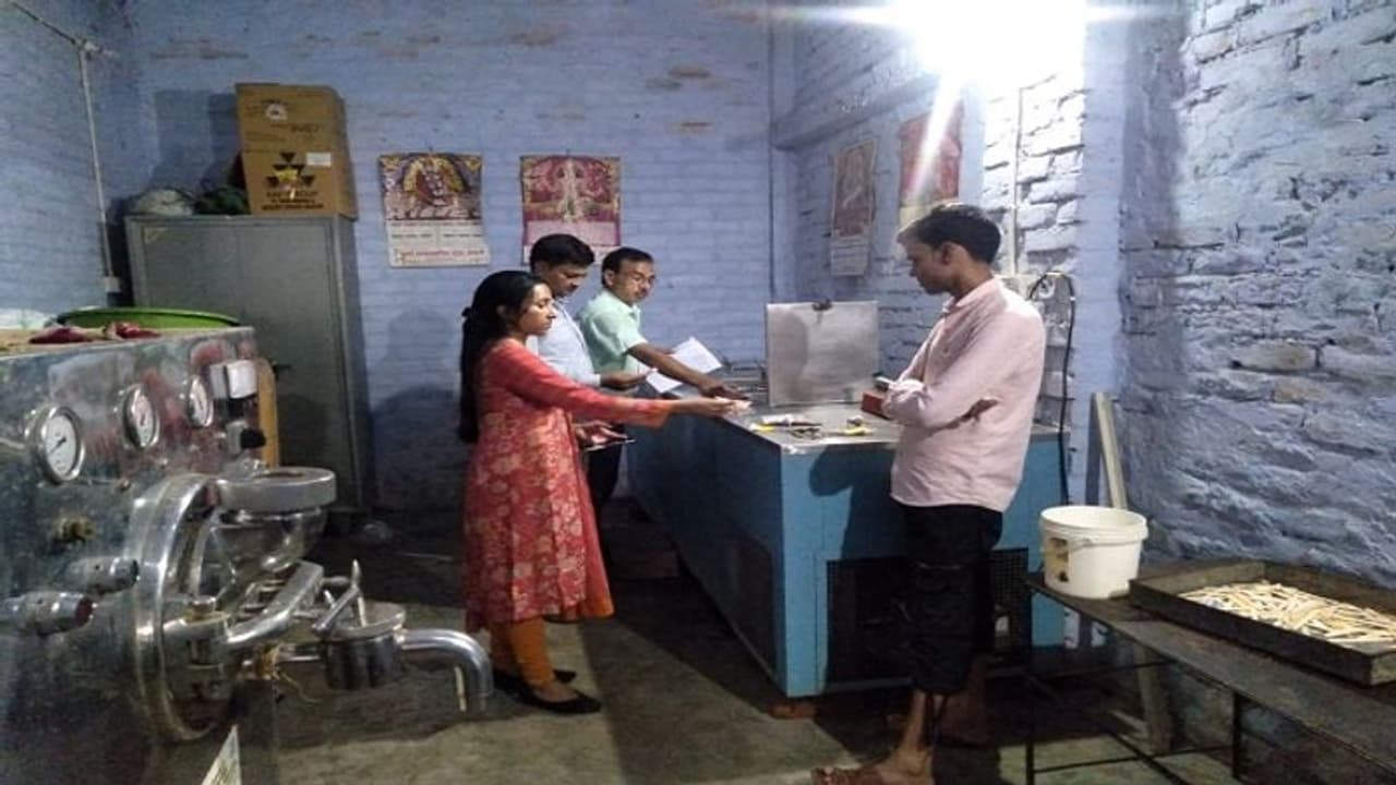 उन्नाव: रक्षाबंधन से पहले मिलवाट करने वालों पर शिकंजा कसने में जुटी टीम, अधिक मुनाफे के लिए हो था रहा ऐसा खेल