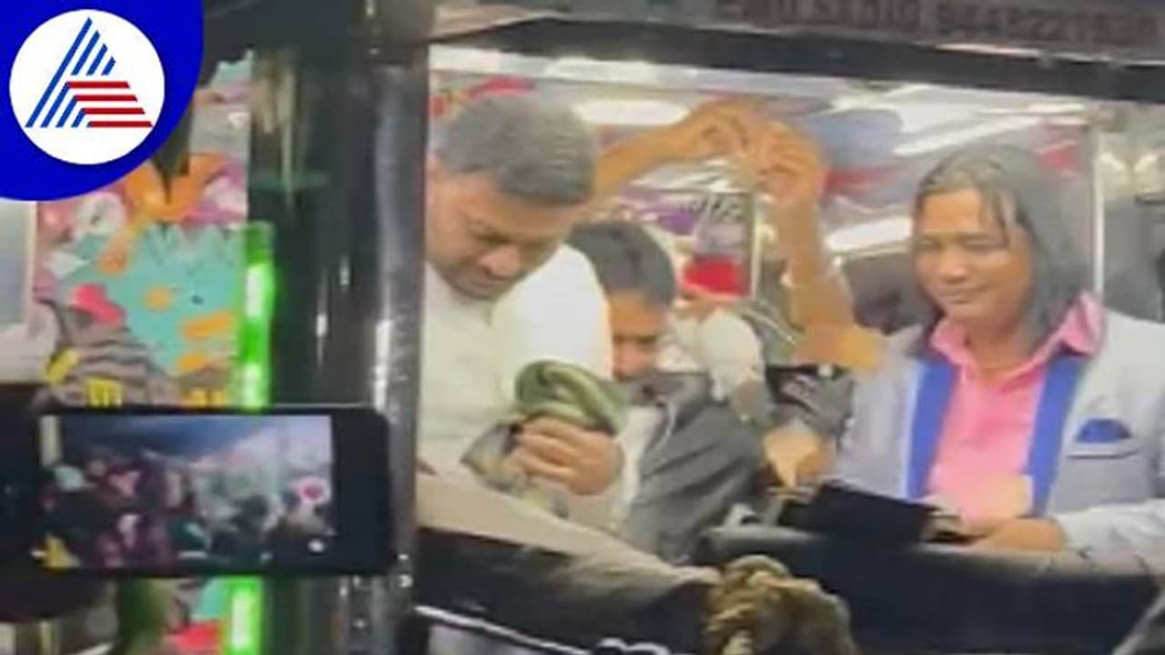 ಧಾರವಾಡ: ಮೊಹರಂ ಹಬ್ಬದಲ್ಲಿ ಕಾಂಗ್ರೆಸ್ ಮುಖಂಡನ ಸಮ್ಮುಖದಲ್ಲೇ ಹಣ ತೂರಾಟ..! ಧಾರವಾಡ: ಮೊಹರಂ ಹಬ್ಬದಲ್ಲಿ ಕಾಂಗ್ರೆಸ್ ಮುಖಂಡನ ಸಮ್ಮುಖದಲ್ಲೇ ಹಣ ತೂರಾಟ..!