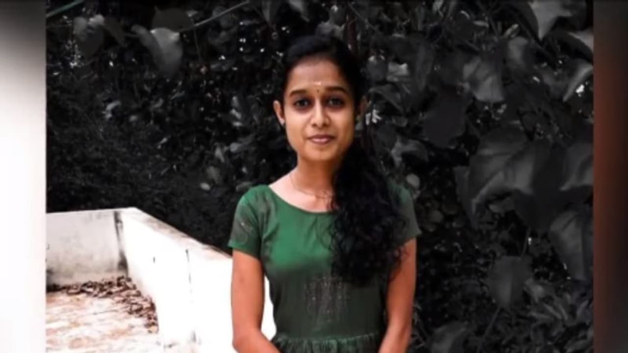 പാലക്കാട്ട് ചിറ്റില്ലഞ്ചേരിയിൽ ഡിവൈഎഫ്ഐ ഭാരവാഹിയായ യുവതി കൊല്ലപ്പെട്ട നിലയിൽ: സുഹൃത്ത് പൊലീസിൽ കീഴടങ്ങി പാലക്കാട്ട് ചിറ്റില്ലഞ്ചേരിയിൽ ഡിവൈഎഫ്ഐ ഭാരവാഹിയായ യുവതി കൊല്ലപ്പെട്ട നിലയിൽ: സുഹൃത്ത് പൊലീസിൽ കീഴടങ്ങി