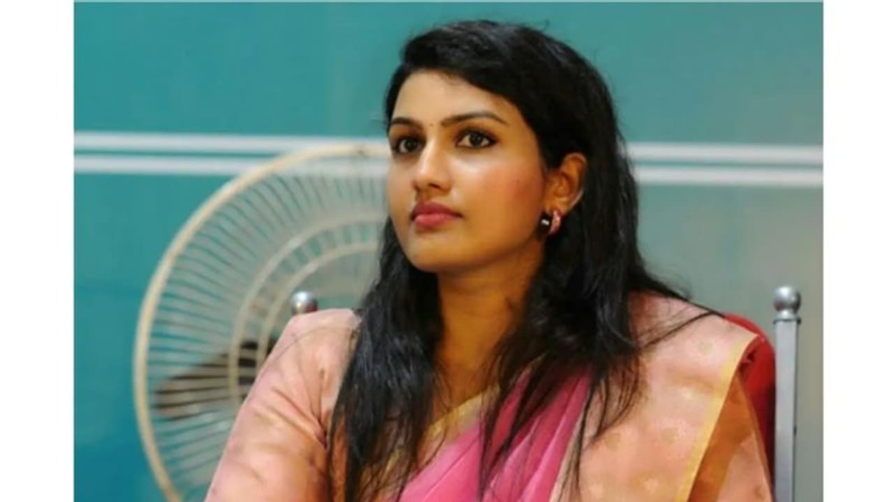 സ്കൂൾ അവധി വിവാദം: വിമർശനങ്ങൾ ഉൾകൊള്ളുന്നു,പ്രഖ്യാപനം പൂർണ ബോധ്യത്തിന്റെ അടിസ്ഥാനത്തിൽ : കളക്ടര് രേണുരാജ് സ്കൂൾ അവധി വിവാദം: വിമർശനങ്ങൾ ഉൾകൊള്ളുന്നു,പ്രഖ്യാപനം പൂർണ ബോധ്യത്തിന്റെ അടിസ്ഥാനത്തിൽ : കളക്ടര് രേണുരാജ്