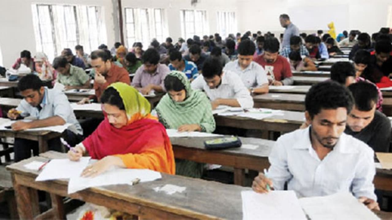 ప్రారంభమైన తెలంగాణ పోలీస్ కానిస్టేబుల్ రాత పరీక్ష: నిమిషం ఆలస్యమైనా నో ఎంట్రీ