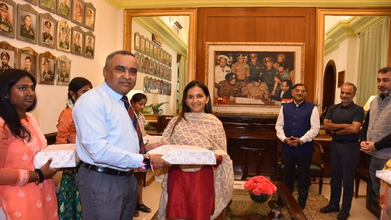 सीमावर्ती इलाकों में तैनात जवानों के लिए थल सेना प्रमुख को मिली 70 हजार राखियां सीमावर्ती इलाकों में तैनात जवानों के लिए थल सेना प्रमुख को मिली 70 हजार राखियां