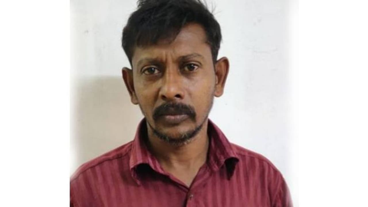 52 കാരിയെ തട്ടിക്കൊണ്ടുപോയി സ്വര്ണാഭരണങ്ങൾ കവര്ന്ന് വഴിയിലുപേക്ഷിച്ചു, സംഘത്തിലെ ഒരാൾ പിടിയിൽ 52 കാരിയെ തട്ടിക്കൊണ്ടുപോയി സ്വര്ണാഭരണങ്ങൾ കവര്ന്ന് വഴിയിലുപേക്ഷിച്ചു, സംഘത്തിലെ ഒരാൾ പിടിയിൽ