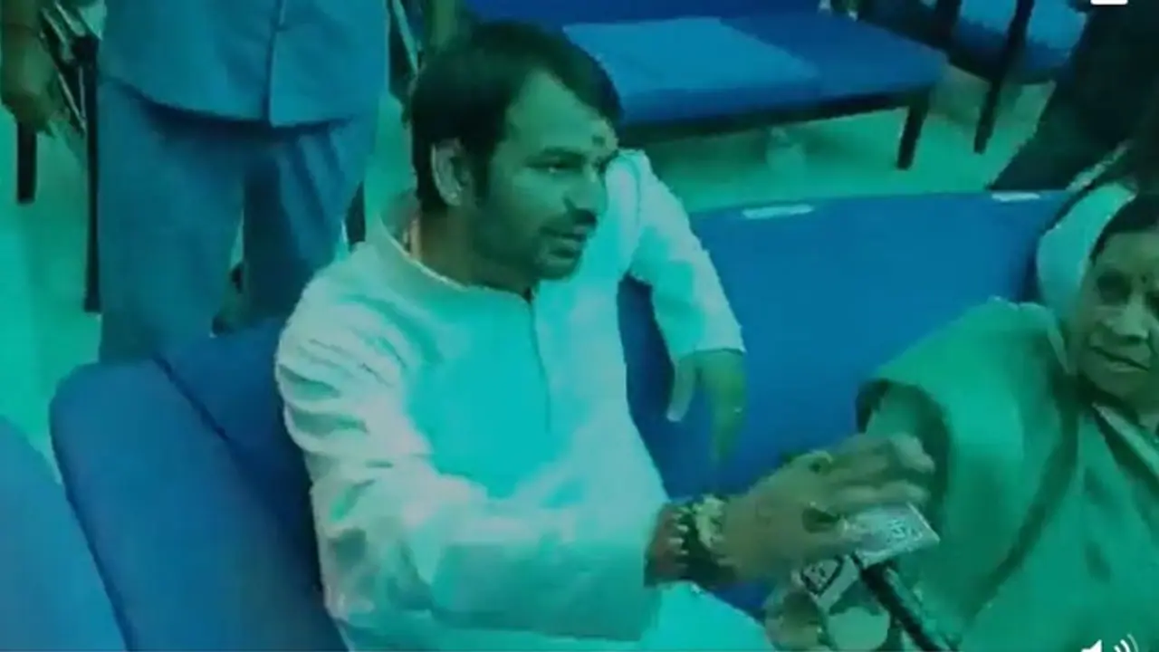 बिहार में सरकार बनते ही दिखा तेजप्रताप का नया रूप, वीडियो में देखें कैसे आगबबूला हुए नेताजी बिहार में सरकार बनते ही दिखा तेजप्रताप का नया रूप, वीडियो में देखें कैसे आगबबूला हुए नेताजी