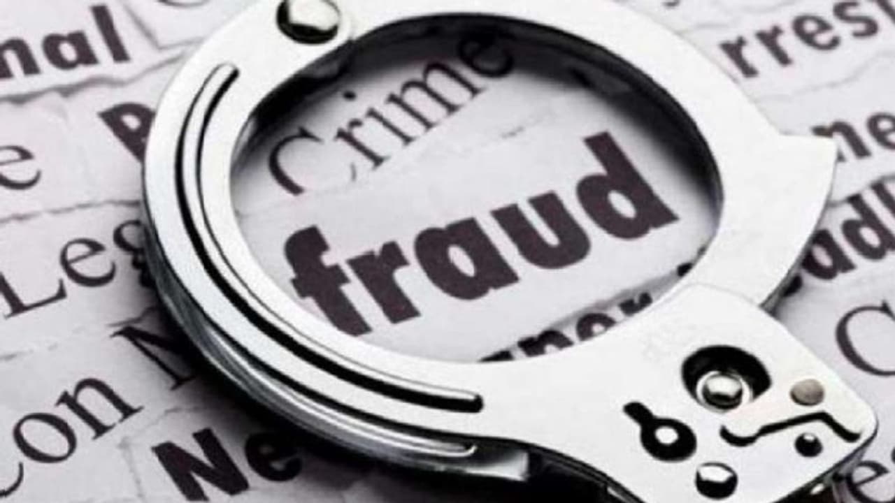 हमीरपुर: बेटी की पुलिस में नौकरी लगवाने के नाम पर ठगी, युवक का कॉलर पकड़कर घसीटते हुए ले गई मां हमीरपुर: बेटी की पुलिस में नौकरी लगवाने के नाम पर ठगी, युवक का कॉलर पकड़कर घसीटते हुए ले गई मां