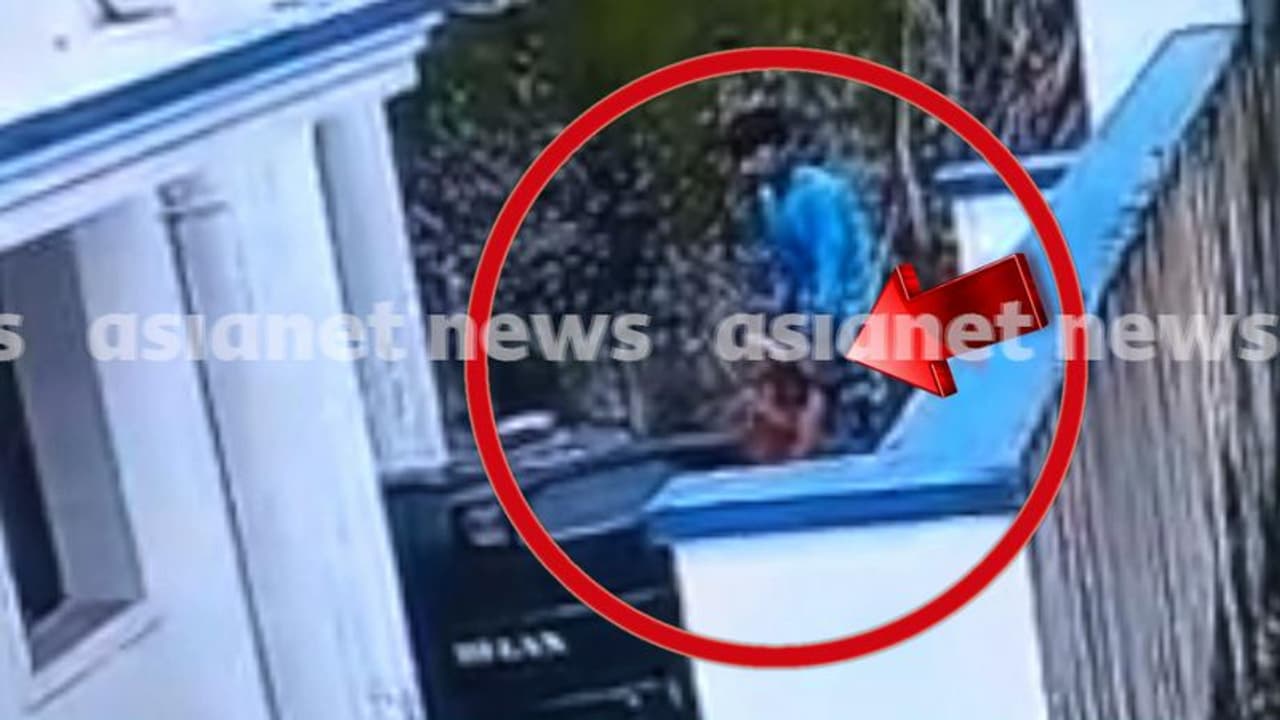 മനോരമയുടെ മൃതദേഹം കിണറ്റിൻകരയിലേക്ക് വലിച്ച് കൊണ്ടുപോയി, കല്ലുകെട്ടി കിണറ്റിലേക്ക് ഇട്ടു: സിസിടിവി ദൃശ്യം മനോരമയുടെ മൃതദേഹം കിണറ്റിൻകരയിലേക്ക് വലിച്ച് കൊണ്ടുപോയി, കല്ലുകെട്ടി കിണറ്റിലേക്ക് ഇട്ടു: സിസിടിവി ദൃശ്യം