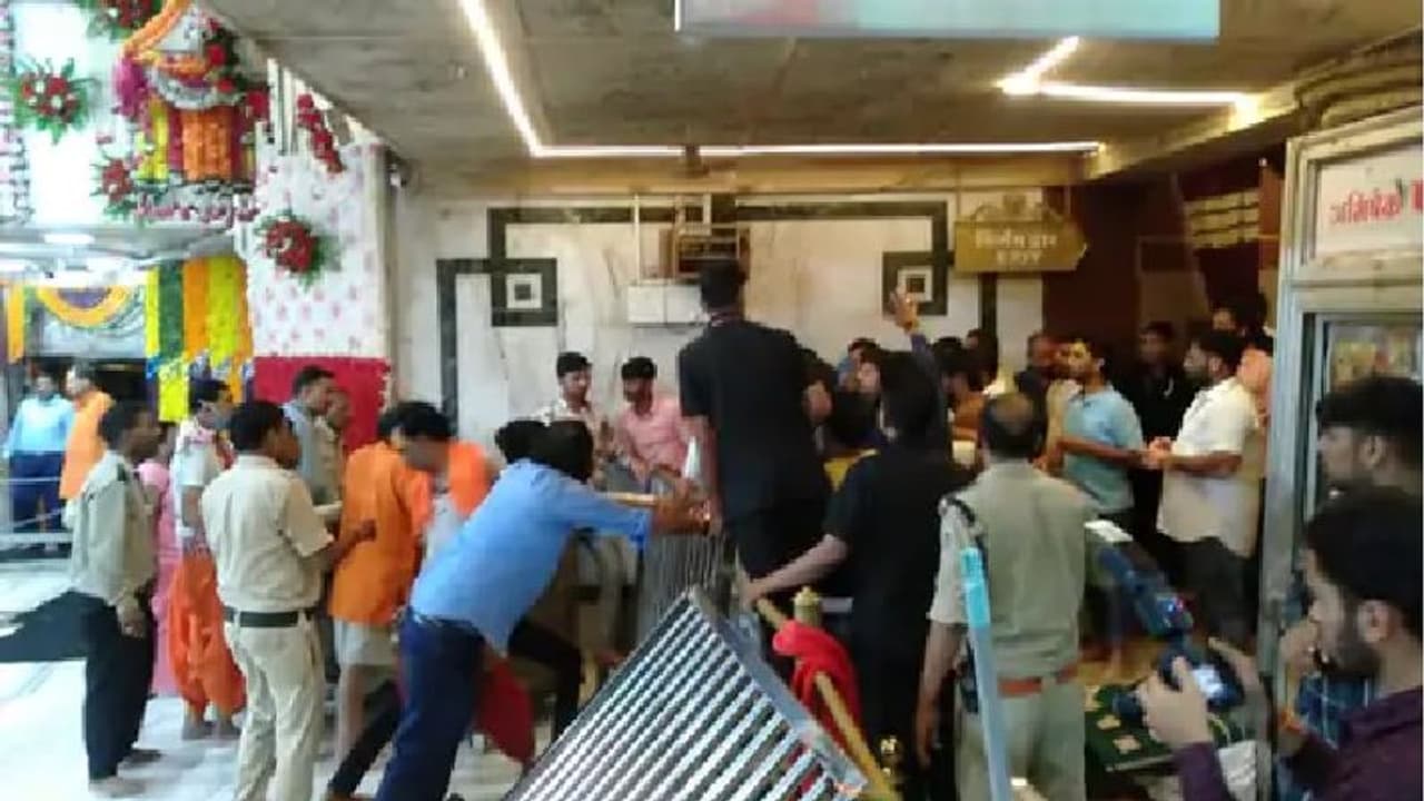 उज्जैन के महाकाल मंदिर में भाजयुमों की अभद्र हरकत, अध्यक्ष से मिलने के लिए बैरिकेड तोड़ घुसने की कोशिश की