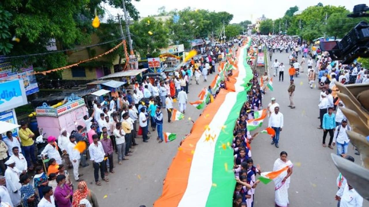 ಔರಾದ್ ನಲ್ಲಿ 1 ಸಾವಿರ ಮೀಟರ್ ಭವ್ಯ ತಿರಂಗಾ ಯಾತ್ರೆ ಔರಾದ್ ನಲ್ಲಿ 1 ಸಾವಿರ ಮೀಟರ್ ಭವ್ಯ ತಿರಂಗಾ ಯಾತ್ರೆ
