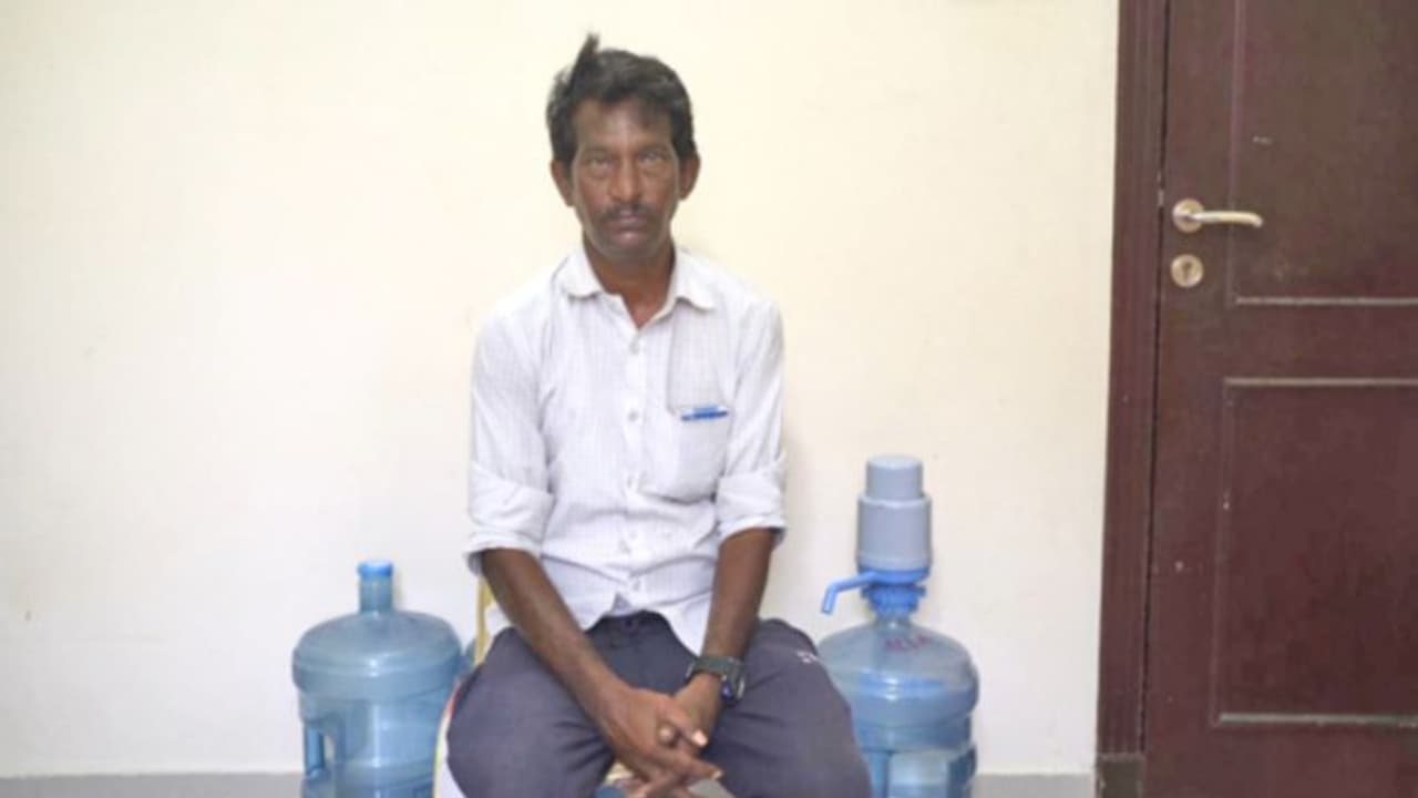 ഏജന്റിന്റെ വാക്ക് വിശ്വസിച്ച് ഗള്ഫിലെത്തിയ പ്രവാസിക്ക് ജോലിയും ശമ്പളവുമില്ല; അന്തിയുറങ്ങിയത് പാര്ക്കില് ഏജന്റിന്റെ വാക്ക് വിശ്വസിച്ച് ഗള്ഫിലെത്തിയ പ്രവാസിക്ക് ജോലിയും ശമ്പളവുമില്ല; അന്തിയുറങ്ങിയത് പാര്ക്കില്