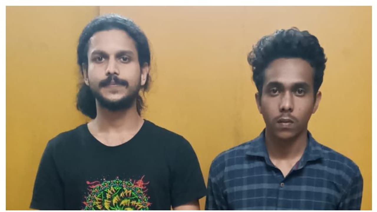 ഹൗസ് ബോട്ടുകളില് കഞ്ചാവ് വിൽക്കാനെത്തിയ യുവാക്കള് പിടിയില് ഹൗസ് ബോട്ടുകളില് കഞ്ചാവ് വിൽക്കാനെത്തിയ യുവാക്കള് പിടിയില്