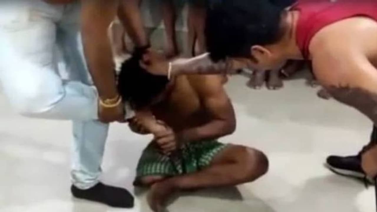 ഭിന്നശേഷിക്കാരനെ മര്ദ്ദിച്ച് കാൽപ്പാദം നക്കിച്ചു, വീഡിയോ വൈറൽ, പ്രതികൾ പിടിയിൽ ഭിന്നശേഷിക്കാരനെ മര്ദ്ദിച്ച് കാൽപ്പാദം നക്കിച്ചു, വീഡിയോ വൈറൽ, പ്രതികൾ പിടിയിൽ