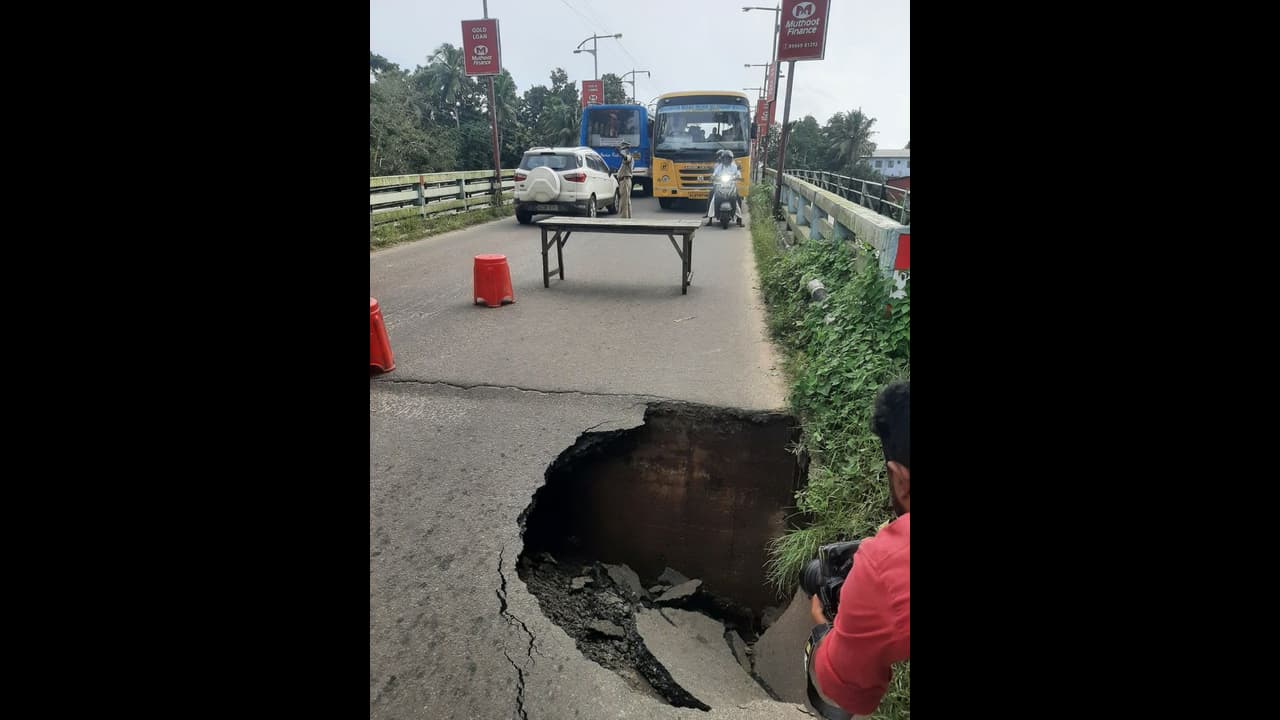 പാലത്തിന്റെ അപ്രോച്ച് റോഡ് ഇടിഞ്ഞുതാഴ്ന്ന് കുഴി രൂപപ്പെട്ടു, പരിശോധിച്ച് പിഡബ്ല്യുഡി പാലത്തിന്റെ അപ്രോച്ച് റോഡ് ഇടിഞ്ഞുതാഴ്ന്ന് കുഴി രൂപപ്പെട്ടു, പരിശോധിച്ച് പിഡബ്ല്യുഡി