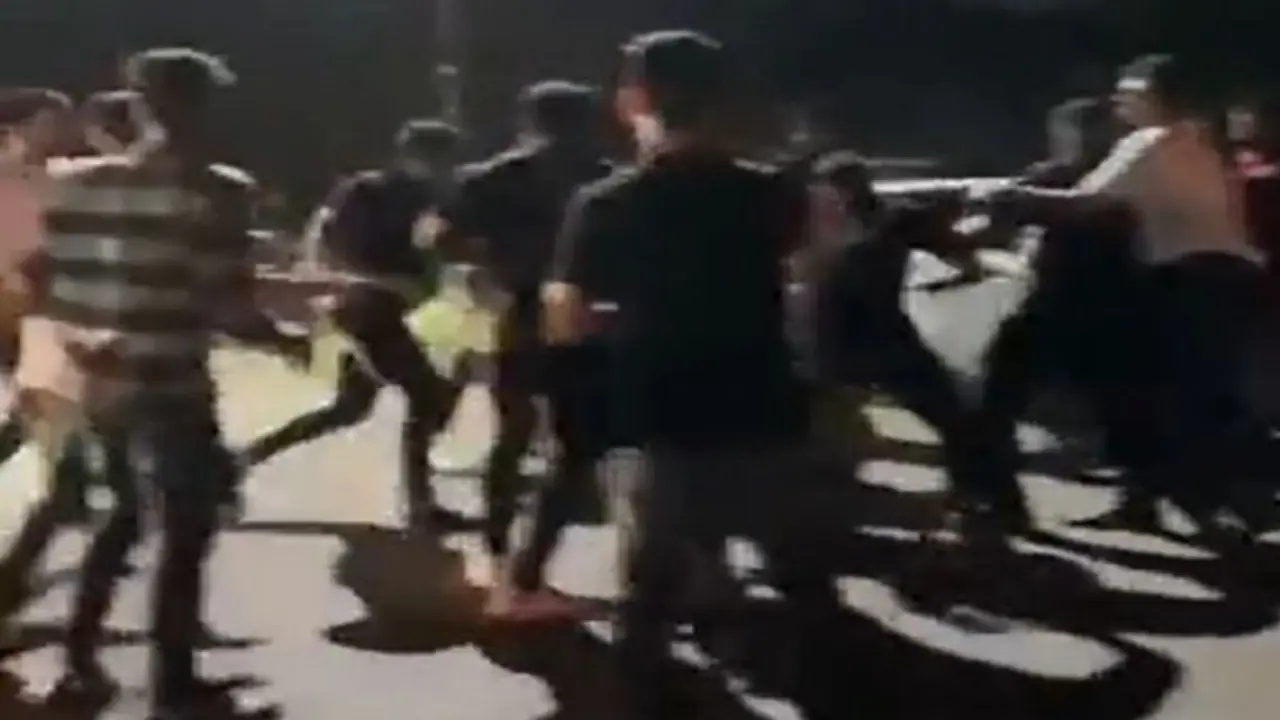 20 ರೂ ಟಿಕೆಟ್ಗಾಗಿ ಸ್ಟಾಲ್ ಹಾಕಿದ್ದ ಬಡ ವ್ಯಾಪಾರಿಯ ಕಣ್ಣನ್ನೇ ಕಿತ್ತ ಬೌನ್ಸರ್! 20 ರೂ ಟಿಕೆಟ್ಗಾಗಿ ಸ್ಟಾಲ್ ಹಾಕಿದ್ದ ಬಡ ವ್ಯಾಪಾರಿಯ ಕಣ್ಣನ್ನೇ ಕಿತ್ತ ಬೌನ್ಸರ್!