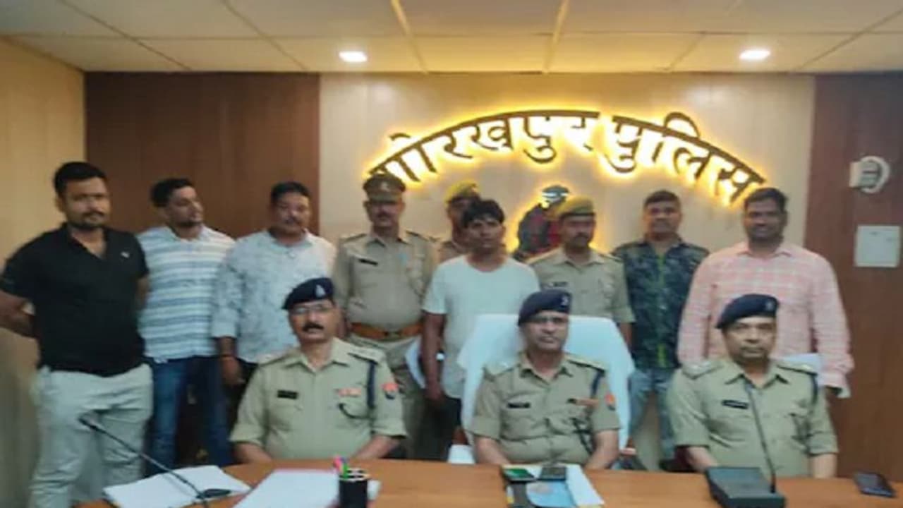 गोरखपुर के मुन्नाभाई के इलाज से गई बच्चे की जान, डिग्री देखकर पुलिस भी हो गई हैरान गोरखपुर के मुन्नाभाई के इलाज से गई बच्चे की जान, डिग्री देखकर पुलिस भी हो गई हैरान
