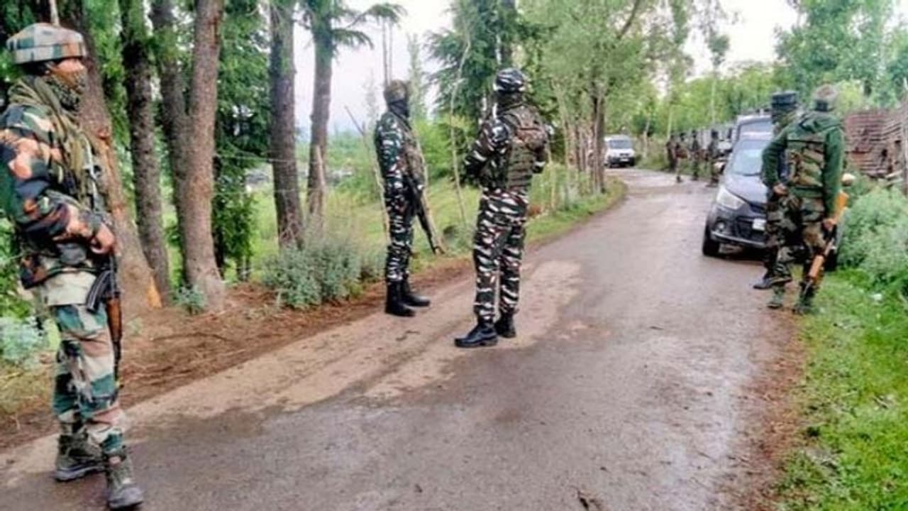 ఆర్మీ క్యాంపుపై ఉగ్రదాడి.. ఇద్దరు ఉగ్రవాదుల హతం, ముగ్గురు జవాన్ల వీరమరణం..