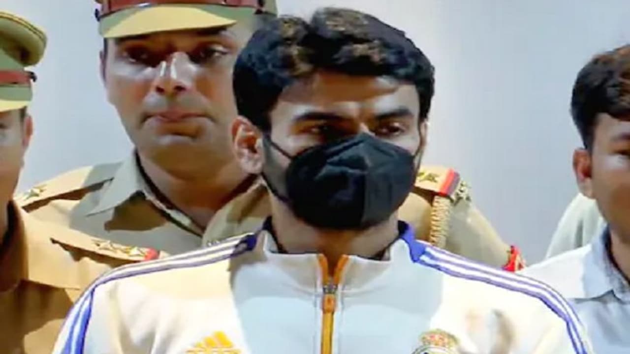 नोएडा: श्रीकांत त्यागी के समर्थन में उतारा त्यागी समाज, महापंचायत में लगे समर्थन के नारे नोएडा: श्रीकांत त्यागी के समर्थन में उतारा त्यागी समाज, महापंचायत में लगे समर्थन के नारे