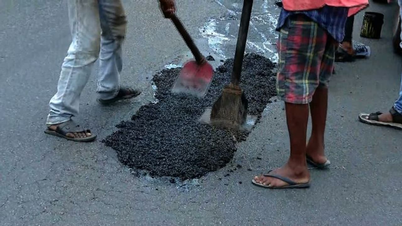 റോഡിലെ കുഴിയിൽ വീണ് കായംകുളം എസ്.ഐക്ക് പരിക്കേറ്റു 