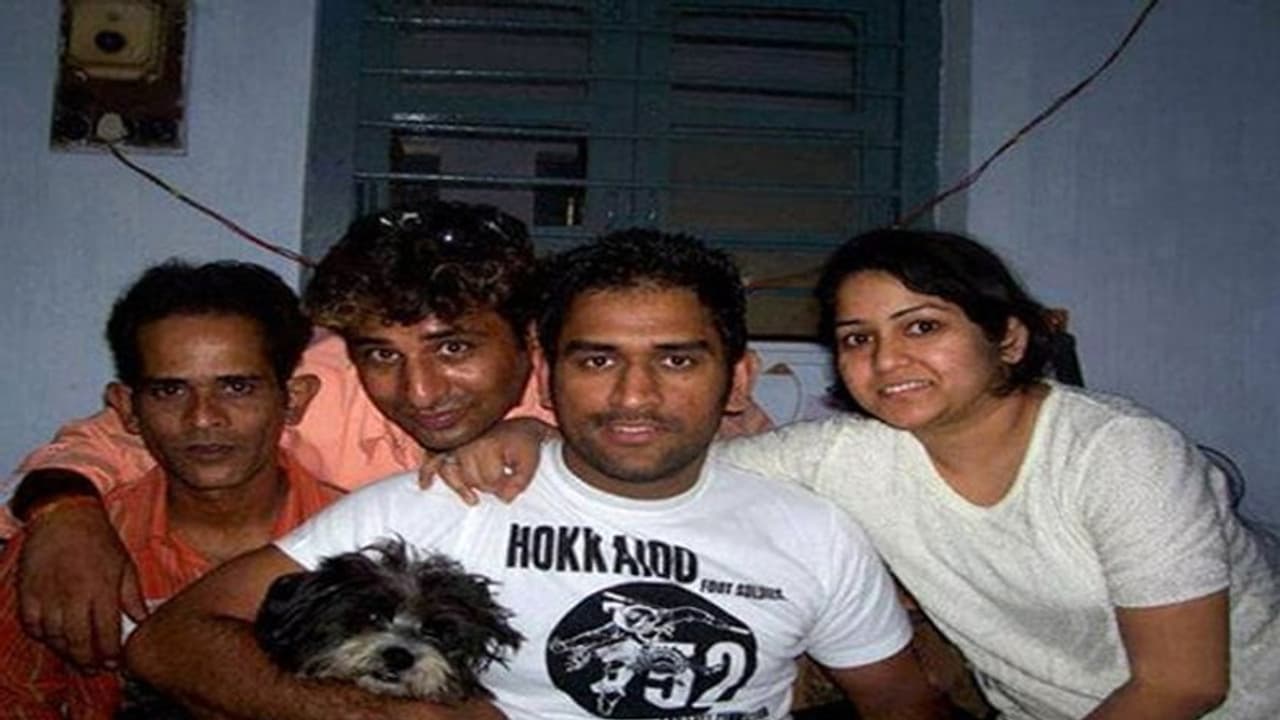 தோனியின் மூத்த சகோதரி ஜெயந்தி குப்தா யாரை திருமணம் செய்திருக்கிறார் தெரியுமா? தோனியின் மூத்த சகோதரி ஜெயந்தி குப்தா யாரை திருமணம் செய்திருக்கிறார் தெரியுமா?