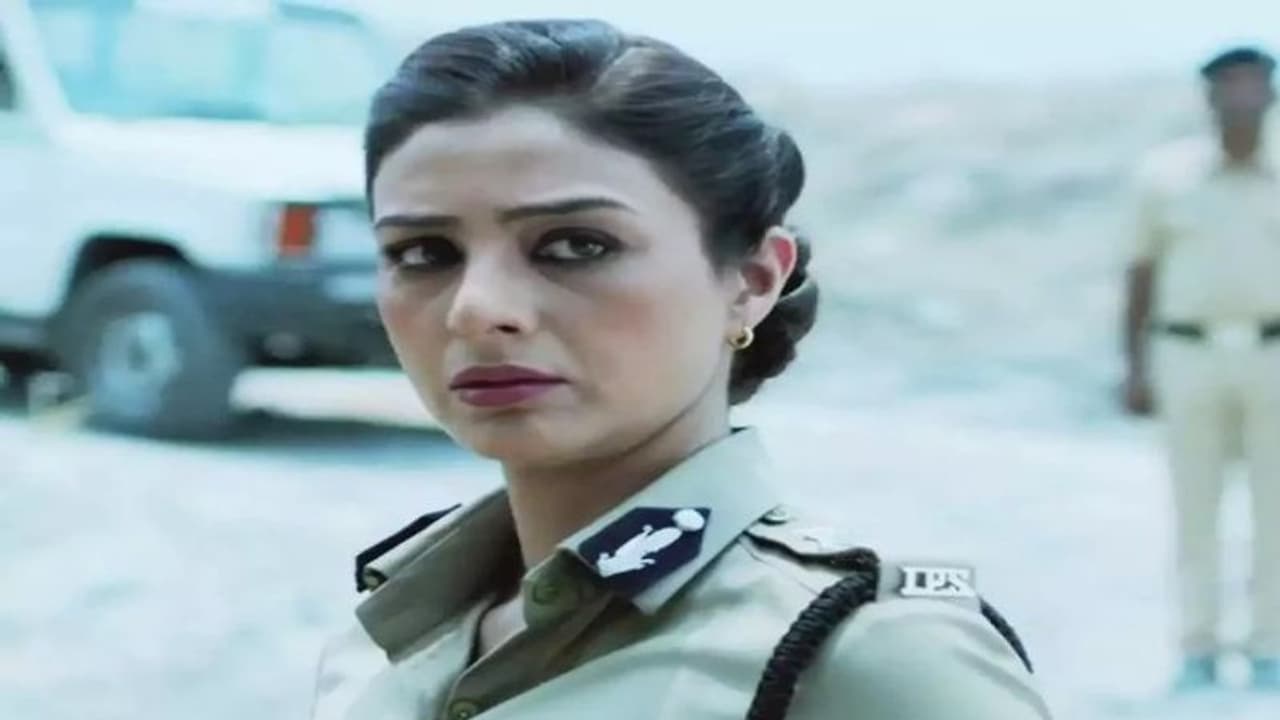 షూటింగ్ లో గాయపడిన సీనియర్ హీరోయిన్ టబు, అద్దాలు గుచ్చుకుని ఇబ్బంది పడ్డ స్టార్... షూటింగ్ లో గాయపడిన సీనియర్ హీరోయిన్ టబు, అద్దాలు గుచ్చుకుని ఇబ్బంది పడ్డ స్టార్...