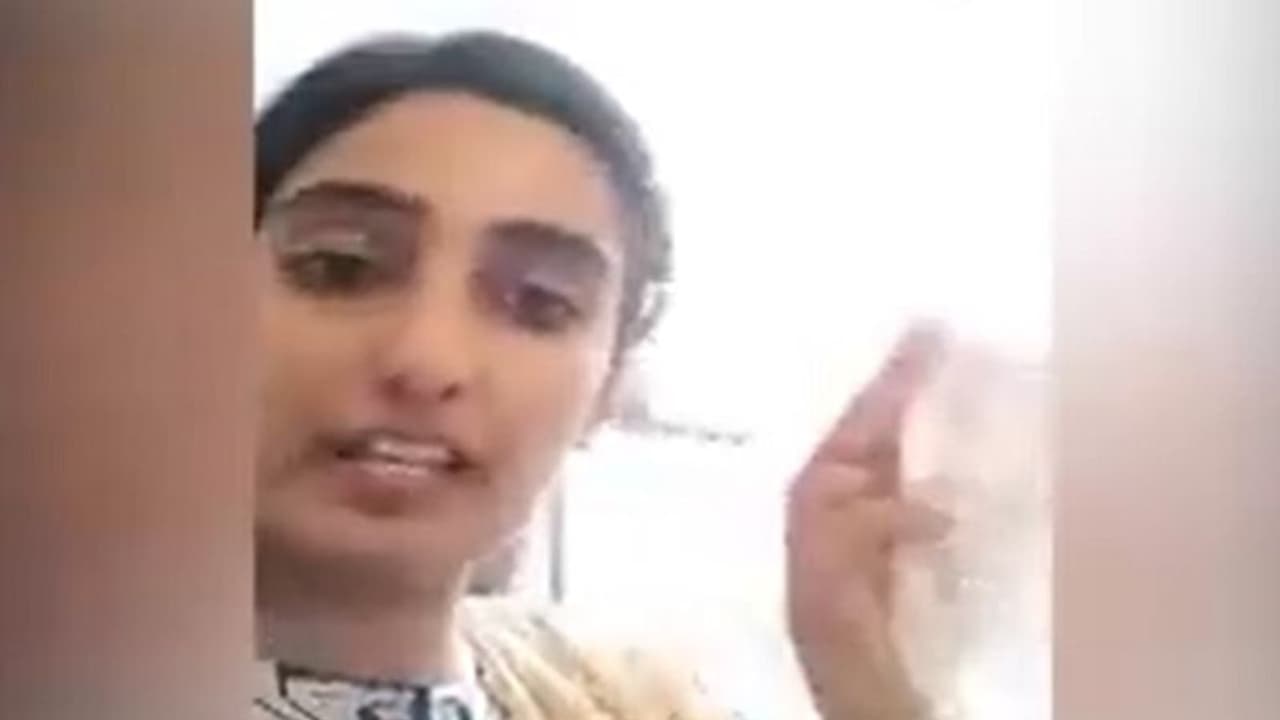 पाकिस्तान में महंगाई से हाहाकार: बिल दिखा महिला बोली बच्चों को खाना खिलाऊं या मार दूं, PM को दिलाई कब्र की याद पाकिस्तान में महंगाई से हाहाकार: बिल दिखा महिला बोली बच्चों को खाना खिलाऊं या मार दूं, PM को दिलाई कब्र की याद