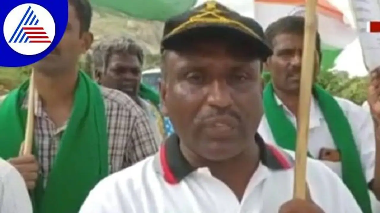 ಚಿಕ್ಕಬಳ್ಳಾಪುರ: ಭೂ ಮಂಜೂರಾತಿಗಾಗಿ ಸಿಎಂ ಮನೆಗೆ ಮಾಜಿ ಯೋಧ ಪಾದಯಾತ್ರೆ ಚಿಕ್ಕಬಳ್ಳಾಪುರ: ಭೂ ಮಂಜೂರಾತಿಗಾಗಿ ಸಿಎಂ ಮನೆಗೆ ಮಾಜಿ ಯೋಧ ಪಾದಯಾತ್ರೆ