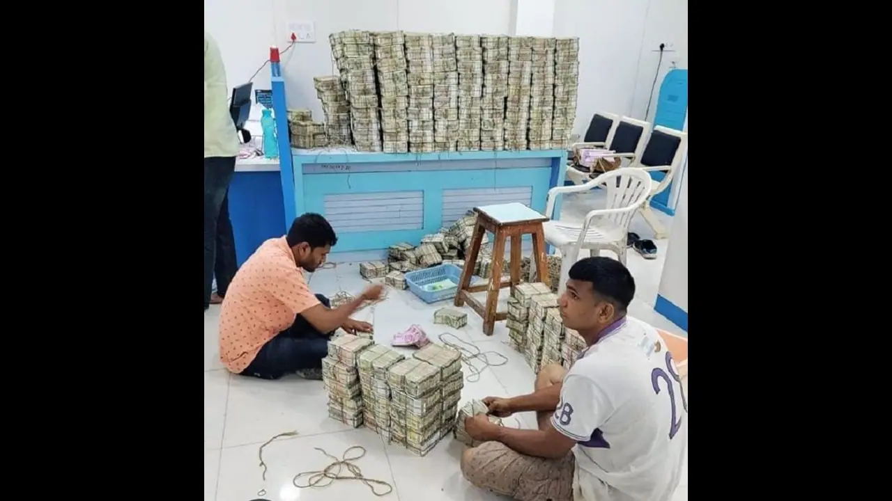 ಮಹಾರಾಷ್ಟ್ರದಲ್ಲಿ ಐಟಿ ರೇಡ್: 56 ಕೋಟಿ ರೂ. ನಗದು, 32 ಕೆಜಿ ಬಂಗಾರ ಸೇರಿ 390 ಕೋಟಿ ರೂ. ಮೌಲ್ಯದ ಆಸ್ತಿ ಸೀಜ್ ಮಹಾರಾಷ್ಟ್ರದಲ್ಲಿ ಐಟಿ ರೇಡ್: 56 ಕೋಟಿ ರೂ. ನಗದು, 32 ಕೆಜಿ ಬಂಗಾರ ಸೇರಿ 390 ಕೋಟಿ ರೂ. ಮೌಲ್ಯದ ಆಸ್ತಿ ಸೀಜ್