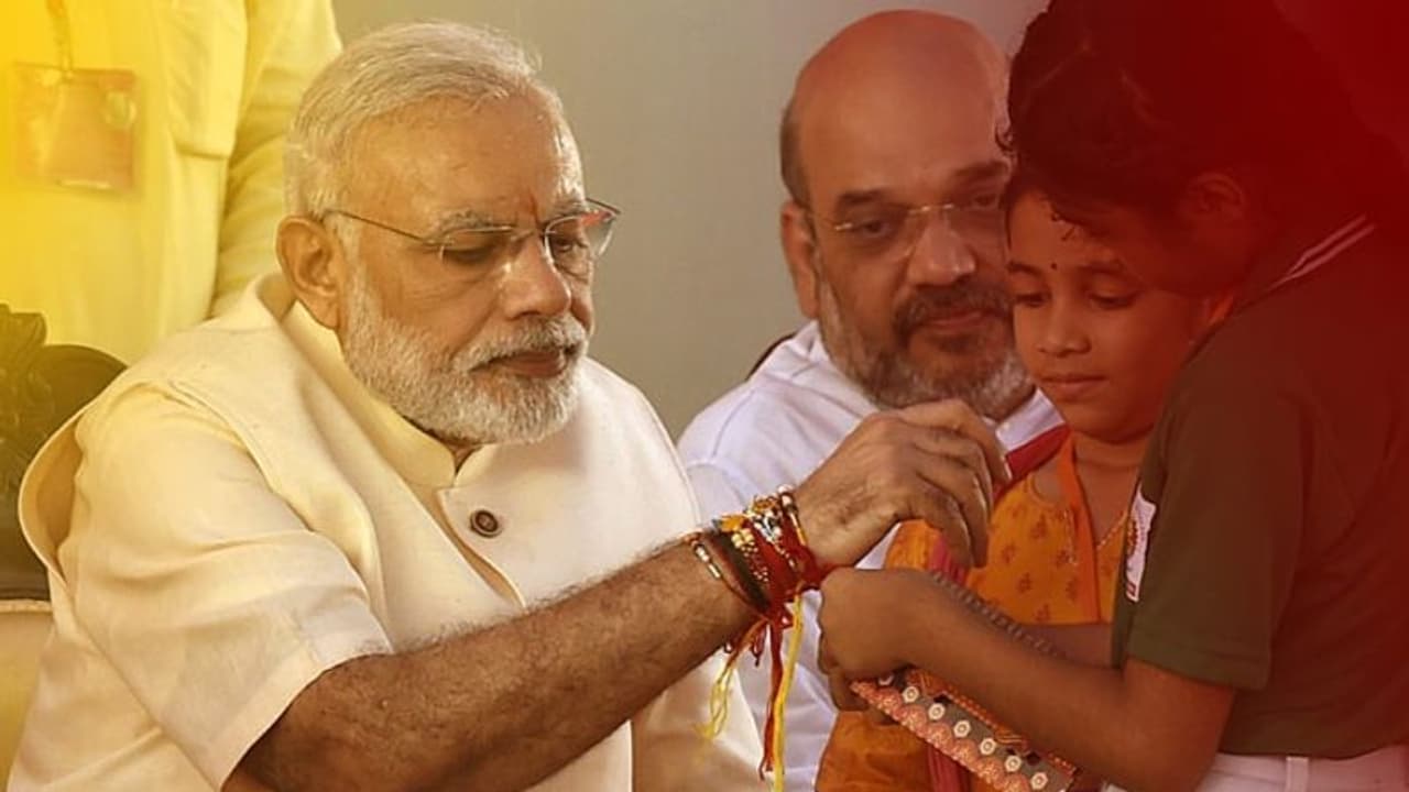 মোদীর হাতে রাখি বাঁধল তরুণীরা, বাসভবনে পালিত হল রাখি উৎসব, সঙ্গে দেশবাসীকে জানালেন শুভেচ্ছা মোদীর হাতে রাখি বাঁধল তরুণীরা, বাসভবনে পালিত হল রাখি উৎসব, সঙ্গে দেশবাসীকে জানালেন শুভেচ্ছা