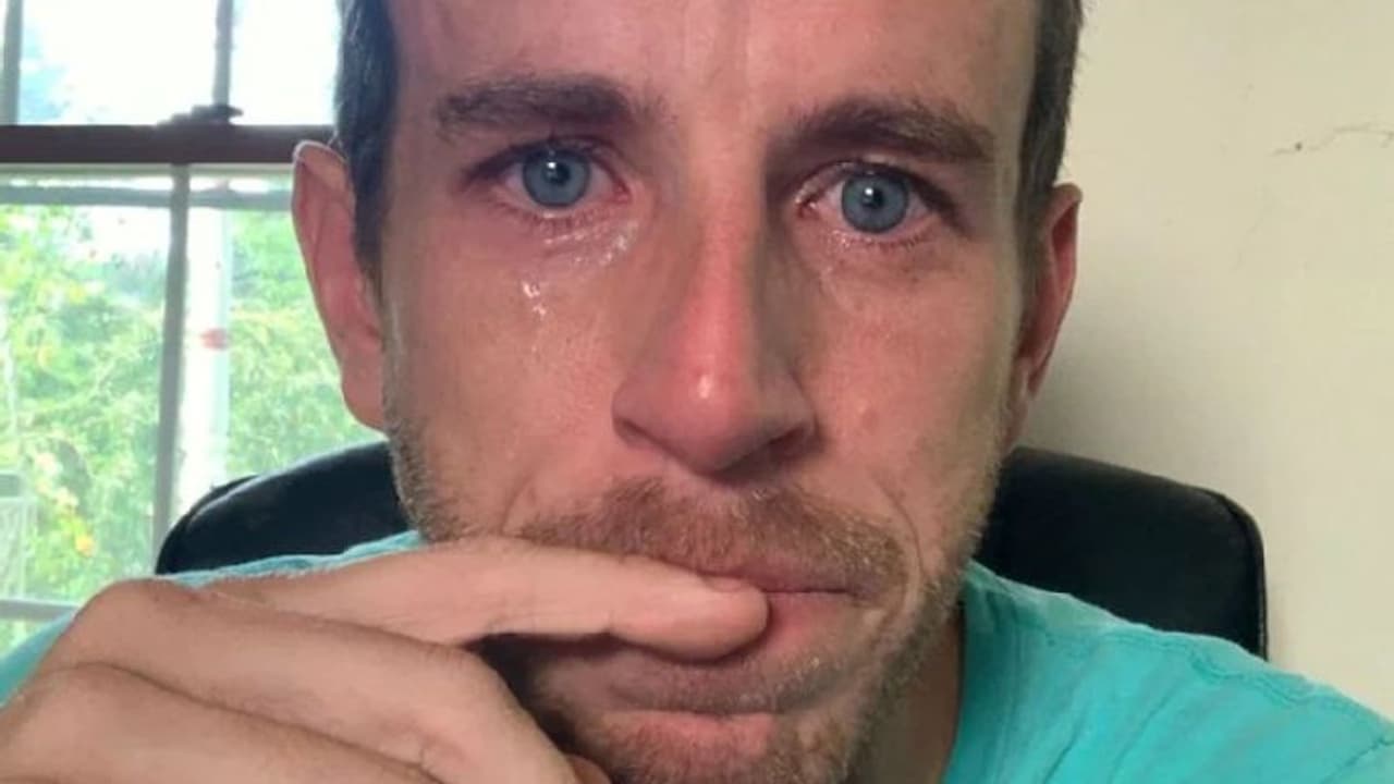 തൊഴിലാളികളെ പുറത്താക്കിയ ശേഷം കരഞ്ഞുകൊണ്ട് 'മുതലാളിയുടെ സെല്‍ഫി'