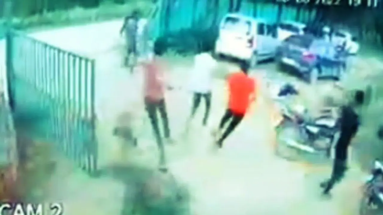 चाय की दुकान पर काम करने वाले युवक को पहले दौड़ा दौड़ा कर पीटा फिर दना दन कर दिए चार राउंड फायर, देखिए वीडियो चाय की दुकान पर काम करने वाले युवक को पहले दौड़ा दौड़ा कर पीटा फिर दना दन कर दिए चार राउंड फायर, देखिए वीडियो