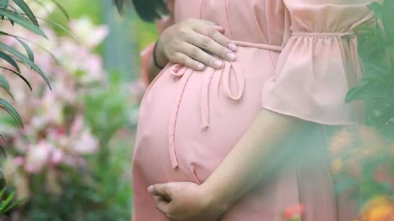 കൗമാരക്കാരിയായ മകളെ ഗർഭച്ഛിദ്രത്തിന് സഹായിച്ചു, അമ്മയെ പൊലീസ് അറസ്റ്റ് ചെയ്തു