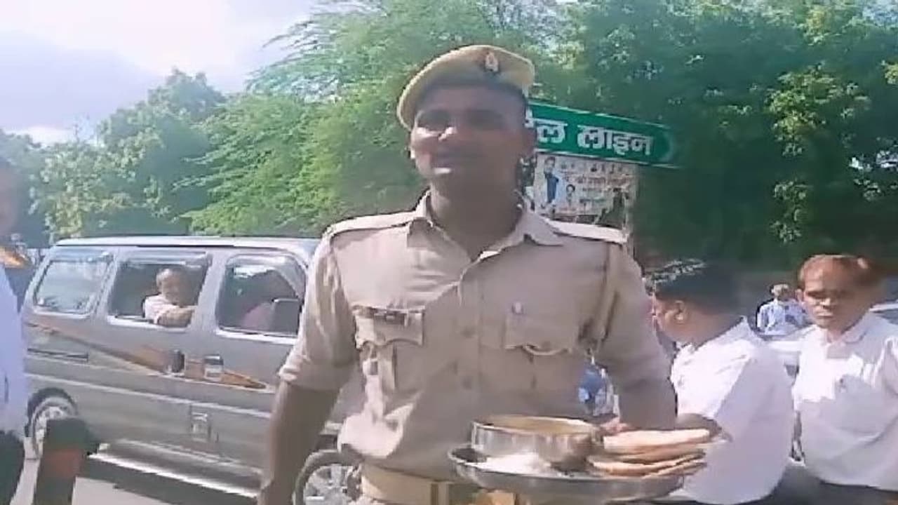 खाने को लेकर फिरोजाबाद के सिपाही ने विभाग से की बगावत, पुलिस ने लगाया ये बड़ा आरोप खाने को लेकर फिरोजाबाद के सिपाही ने विभाग से की बगावत, पुलिस ने लगाया ये बड़ा आरोप
