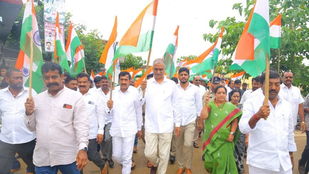 జాతీయ జెండాల పంపిణీలో కేంద్రం విఫలం: మంత్రి హరీశ్ రావు