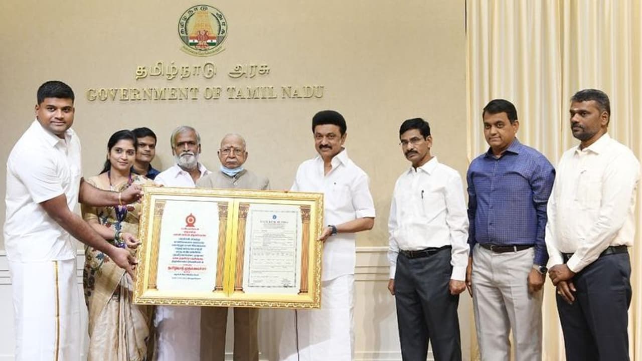 கோயில் காணிக்கை நகைகளை தங்கக் கட்டிகளாக மாற்றும் திட்டம்.! தங்க முதலீட்டு பத்திரத்தை வழங்கிய முதலமைச்சர் கோயில் காணிக்கை நகைகளை தங்கக் கட்டிகளாக மாற்றும் திட்டம்.! தங்க முதலீட்டு பத்திரத்தை வழங்கிய முதலமைச்சர்