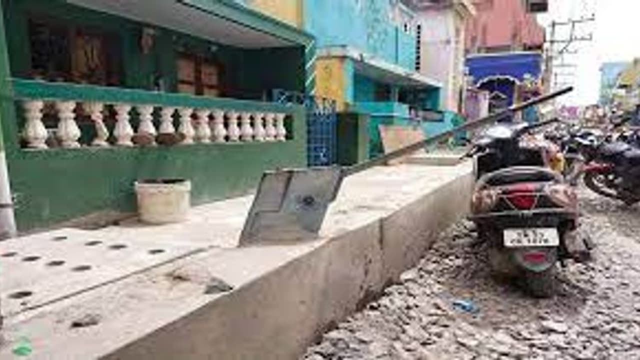 அட கடவுளே !! அடி பம்போடு சேர்த்து போடப்பட்ட கழிவு நீர் கால்வாய்.. ஒப்பந்ததாரரை கைது செய்த போலீஸ்..