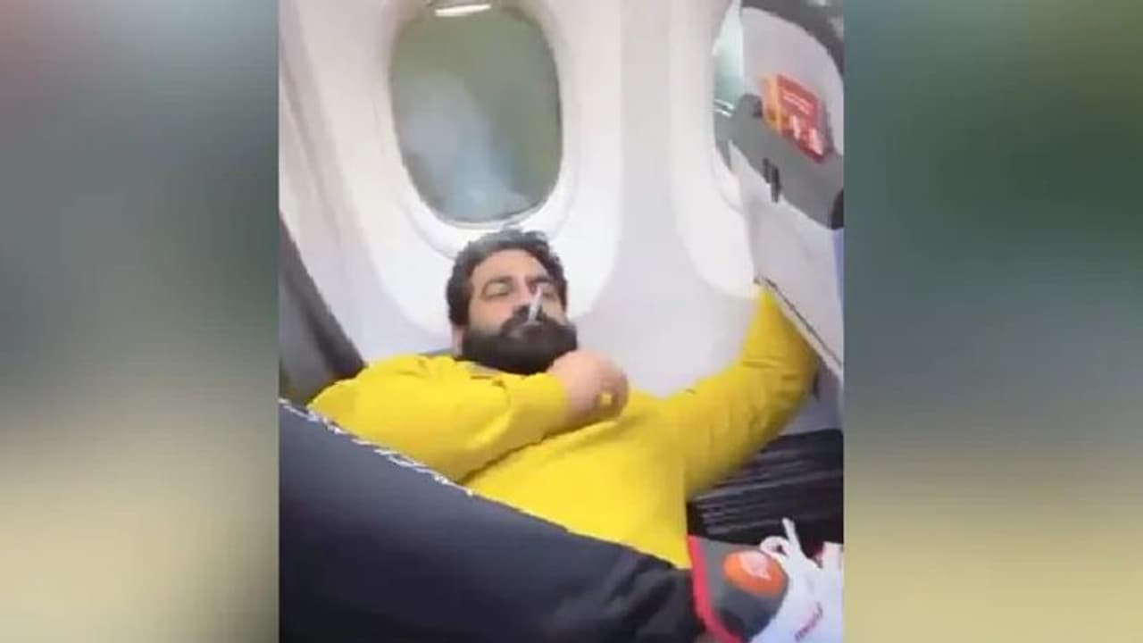 'മാസി'ന് വേണ്ടി വിമാനത്തിനകത്ത് കിടന്ന് പുകവലിച്ചു; പണി വാങ്ങിക്കൂട്ടിയെന്ന് അഭിപ്രായം