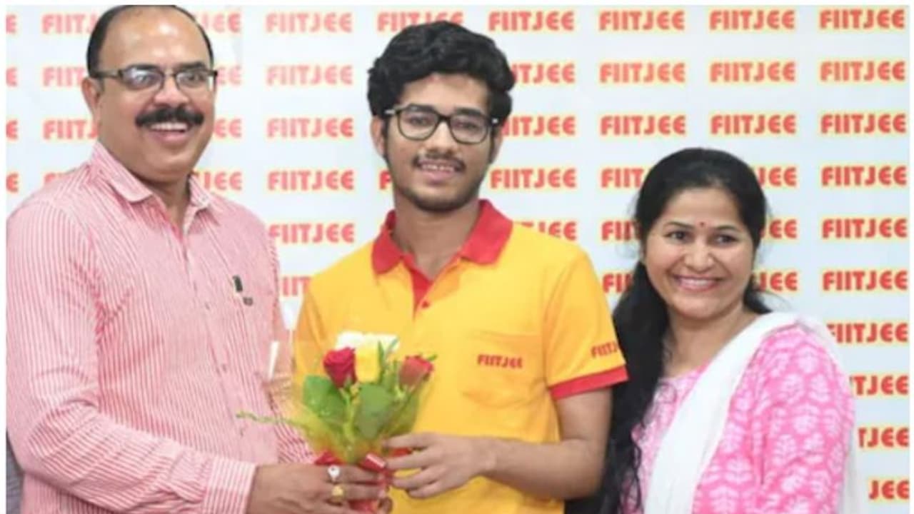 ജെഇഇ മെയിൻ പരീക്ഷയിൽ ദേശീയതലത്തിൽ 3ാം റാങ്ക്; എഞ്ചിനീയറിംഗ് അല്ല, ലക്ഷ്യം സിവിൽ സർവ്വീസെന്ന് പാർത്ഥ് ജെഇഇ മെയിൻ പരീക്ഷയിൽ ദേശീയതലത്തിൽ 3ാം റാങ്ക്; എഞ്ചിനീയറിംഗ് അല്ല, ലക്ഷ്യം സിവിൽ സർവ്വീസെന്ന് പാർത്ഥ്