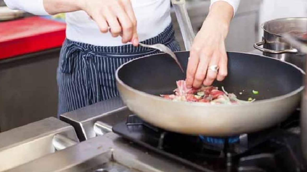 നോണ്‍സ്റ്റിക് പാത്രങ്ങളിലെ അപകടം; പറഞ്ഞുകേട്ടിട്ടുള്ളത് സത്യമോ? 