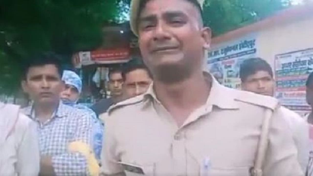 ಈ ಮೆಸ್ ಊಟವನ್ನು ಪ್ರಾಣಿಗಳೂ ತಿನ್ನಲ್ಲ: ರಸ್ತೆಯಲ್ಲಿ ಕಣ್ಣೀರಿಟ್ಟ ಪೊಲೀಸ್ ಕಾನ್ಸ್ಟೇಬಲ್ ಈ ಮೆಸ್ ಊಟವನ್ನು ಪ್ರಾಣಿಗಳೂ ತಿನ್ನಲ್ಲ: ರಸ್ತೆಯಲ್ಲಿ ಕಣ್ಣೀರಿಟ್ಟ ಪೊಲೀಸ್ ಕಾನ್ಸ್ಟೇಬಲ್