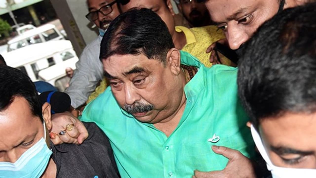 অনুব্রতর গ্রেফতারিতে সরাসরি মমতাকে আক্রমণ অমিত মালব্যর, 'তৃণমূলের সবাই চোর' বললেন সুকান্ত অনুব্রতর গ্রেফতারিতে সরাসরি মমতাকে আক্রমণ অমিত মালব্যর, 'তৃণমূলের সবাই চোর' বললেন সুকান্ত