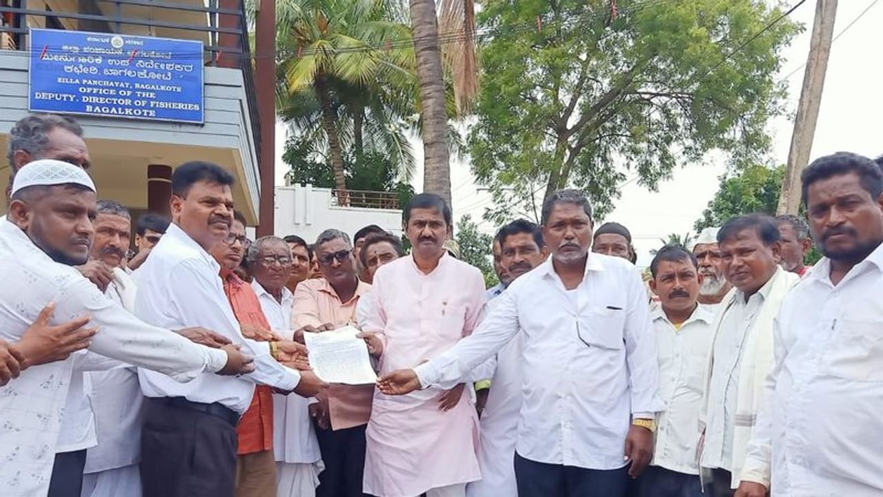 ರಾಜ್ಯದ ಮೀನುಗಾರರಿಗೆ ನಿಲ್ಲದ ಸಂಕಷ್ಟ, ಬೇರೆ ರಾಜ್ಯದವರಿಗೆ ಗುತ್ತಿಗೆಗೆ ಚಿಂತನೆ! ರಾಜ್ಯದ ಮೀನುಗಾರರಿಗೆ ನಿಲ್ಲದ ಸಂಕಷ್ಟ, ಬೇರೆ ರಾಜ್ಯದವರಿಗೆ ಗುತ್ತಿಗೆಗೆ ಚಿಂತನೆ!